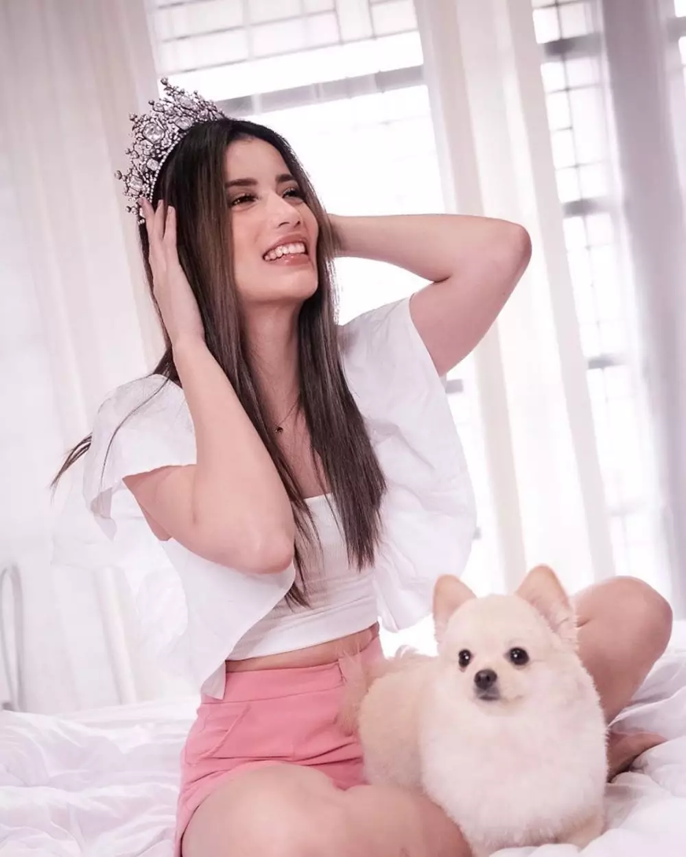 gaya seleb saat pemotretan dengan anjing © 2020 Instagram