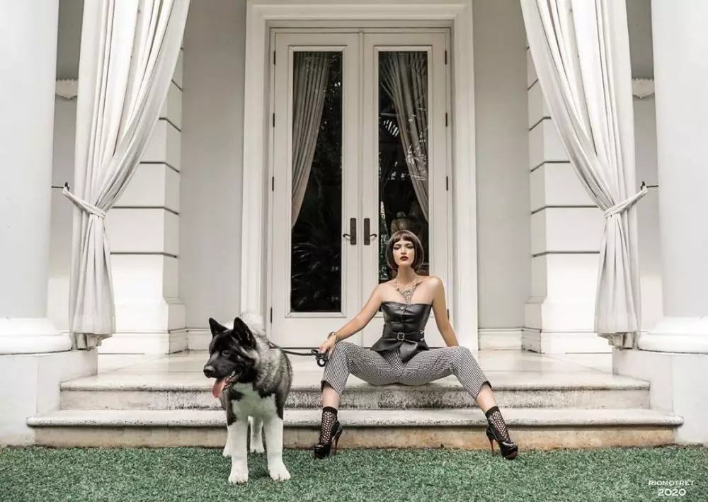 gaya seleb saat pemotretan dengan anjing © 2020 Instagram