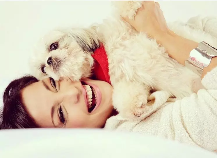 gaya seleb saat pemotretan dengan anjing © 2020 Instagram