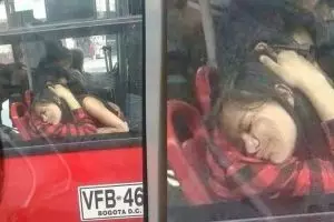 10 Momen lucu pacaran di tempat umum, bikin jomblo gagal baper