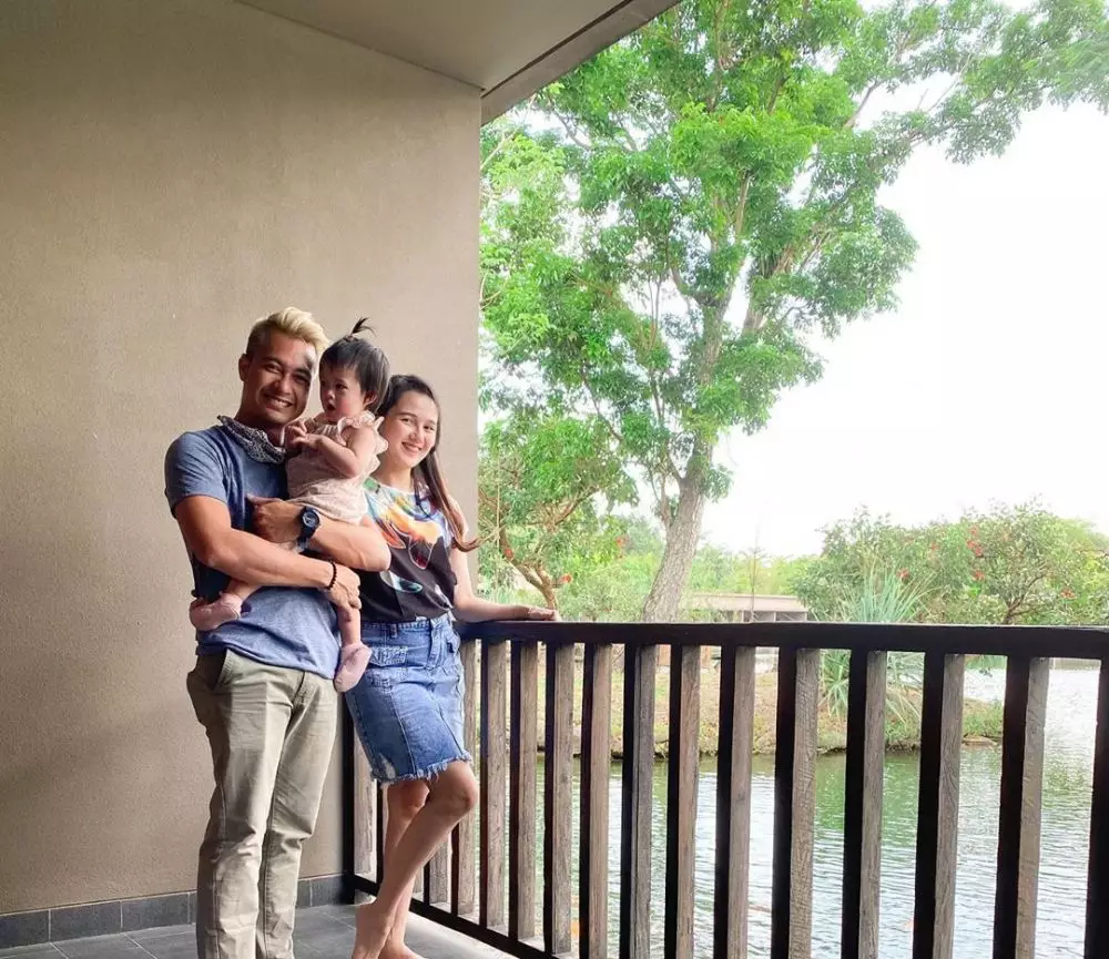 Potret romantis Eza Gionino dan istri saat babymoon di Bali © 2020 brilio.net Potret romantis Eza Gionino dan istri saat babymoon di Bali © 2020 brilio.net