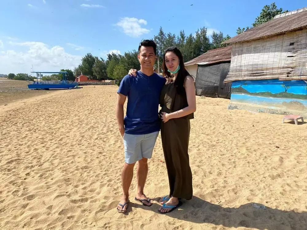 Potret romantis Eza Gionino dan istri saat babymoon di Bali © 2020 brilio.net Potret romantis Eza Gionino dan istri saat babymoon di Bali © 2020 brilio.net