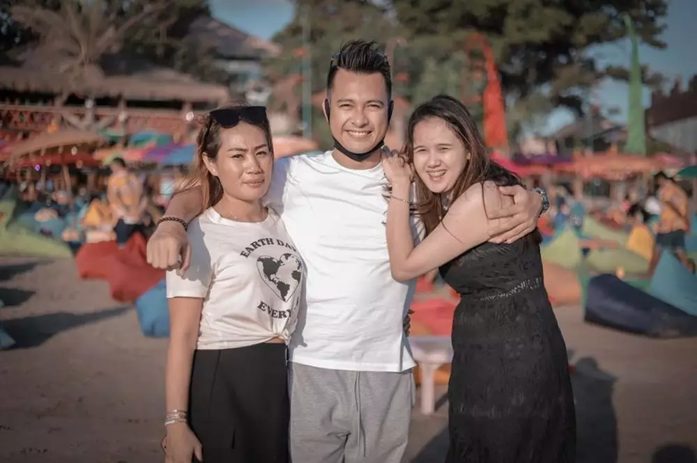 Potret romantis Eza Gionino dan istri saat babymoon di Bali © 2020 brilio.net Potret romantis Eza Gionino dan istri saat babymoon di Bali © 2020 brilio.net