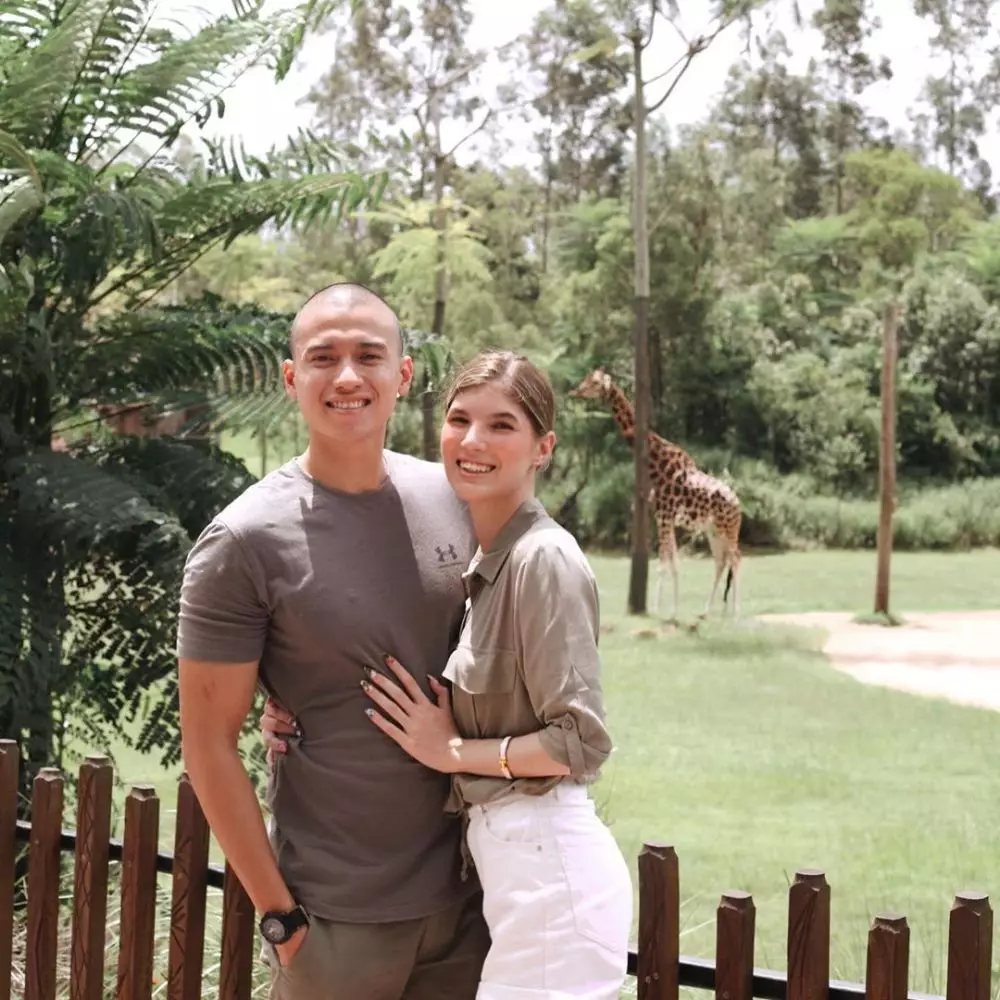 aktor tampan jatuh ke perempuan bule © 2020 Instagram