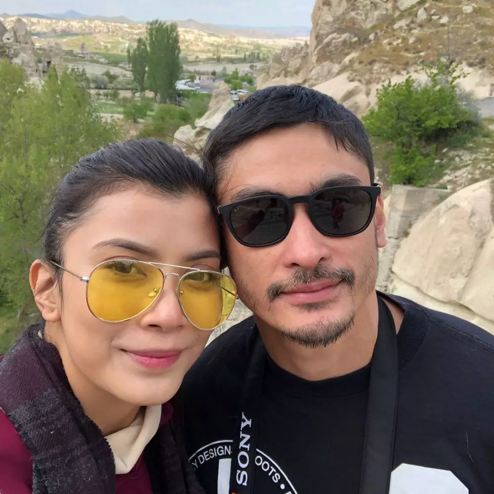 aktor tampan jatuh ke perempuan bule © 2020 Instagram