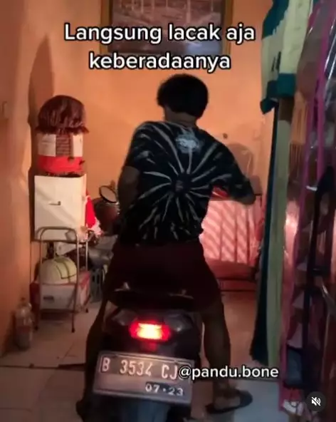 Lelaki jemput pacar kocak Instagram/@pandu.bone