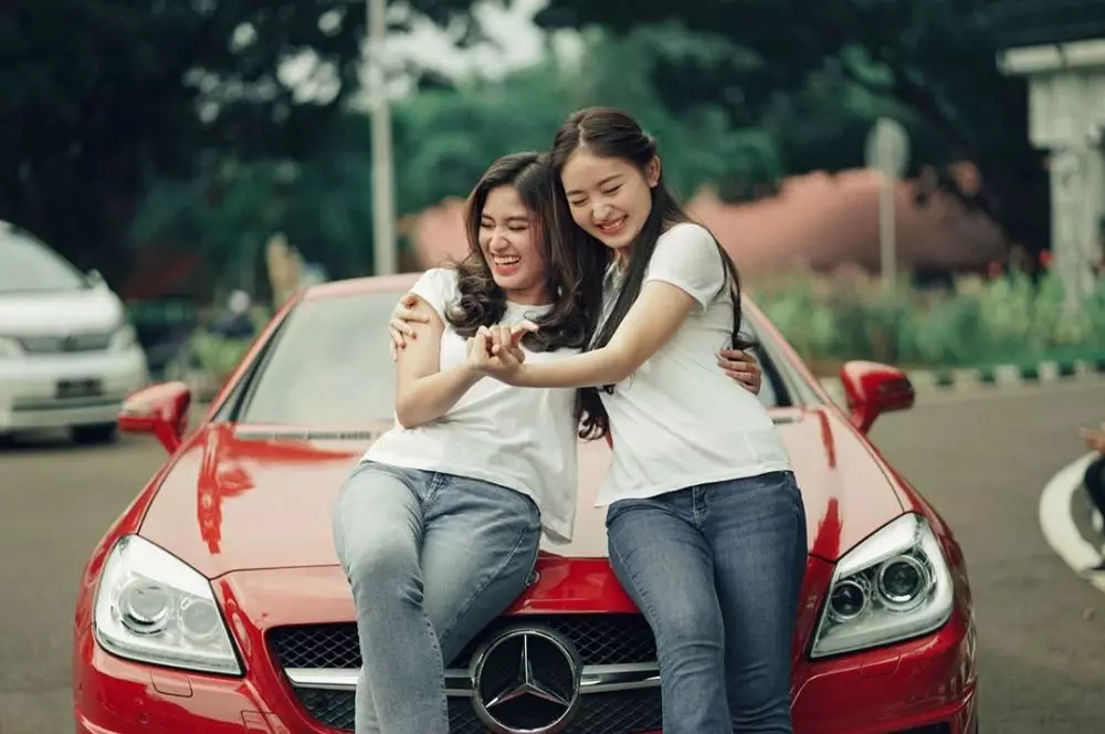 Natasha Wilona dan pemain Anak Band Berbagai Sumber