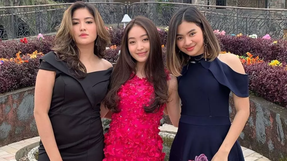 Natasha Wilona dan pemain Anak Band Berbagai Sumber