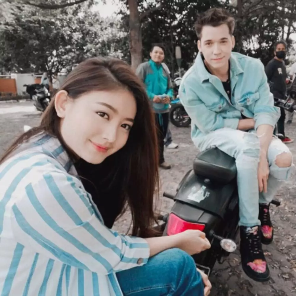 Natasha Wilona dan pemain Anak Band Berbagai Sumber