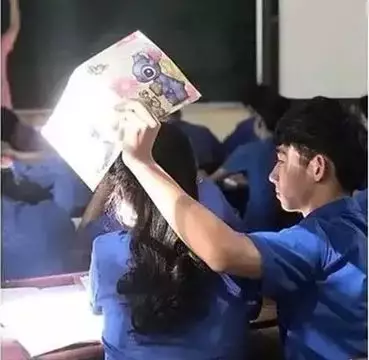 aksi pasangan bucin  Berbagai Sumber