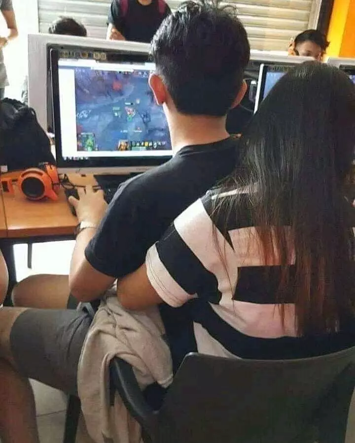 aksi pasangan bucin  Berbagai Sumber