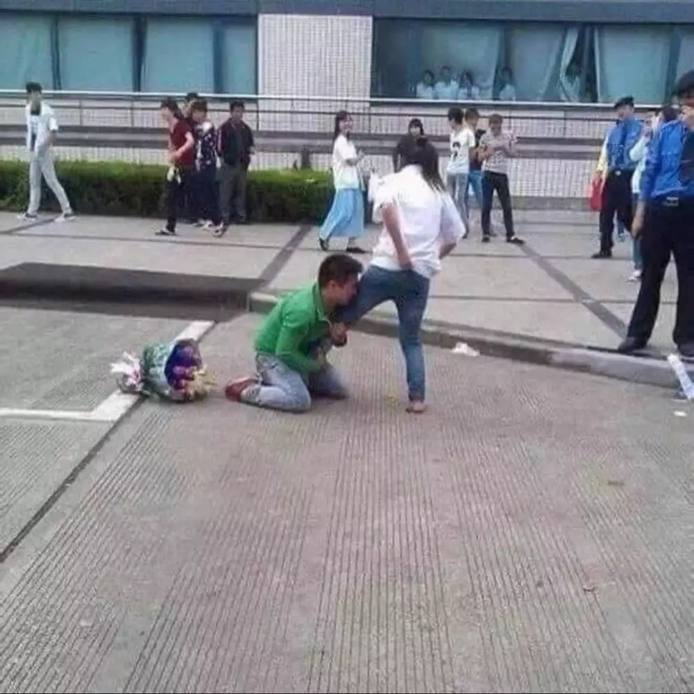 aksi pasangan bucin  Berbagai Sumber