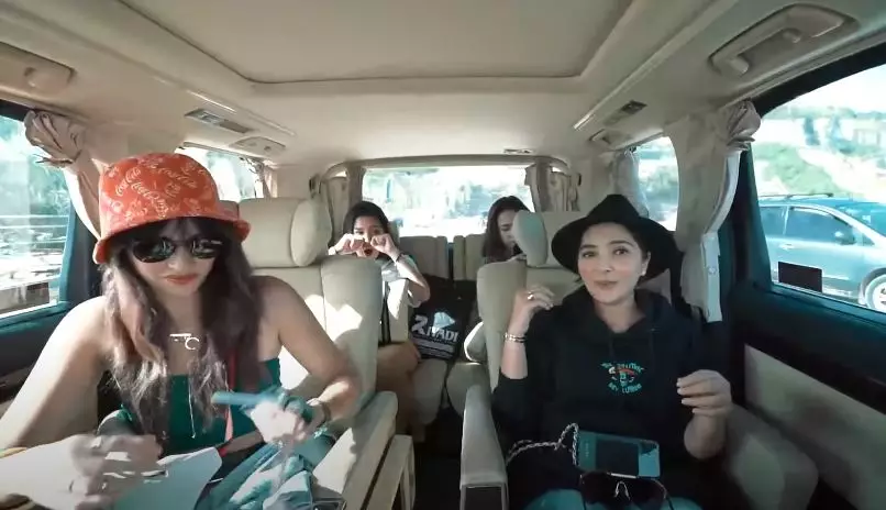 Ashanty dan Nia Ramadhani naik helikopter  © 2020 brilio.net