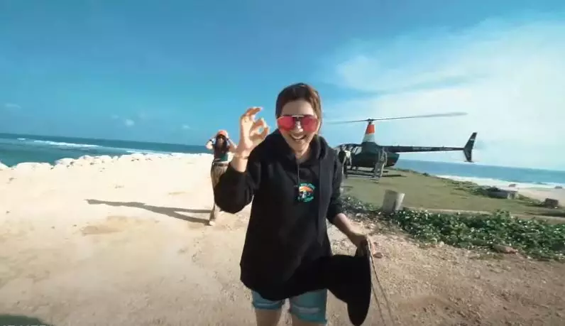 Ashanty dan Nia Ramadhani naik helikopter  © 2020 brilio.net