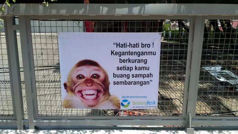 Spanduk lucu sampah Berbagai sumber