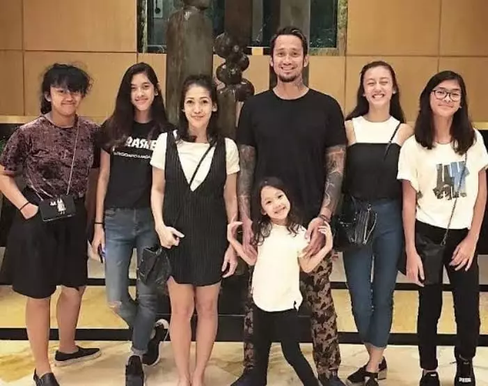Potret Mieke Amalia, tetap cantik bak ABG di usia 43 tahun © 2020 brilio.net Potret Mieke Amalia, tetap cantik bak ABG di usia 43 tahun © 2020 brilio.net