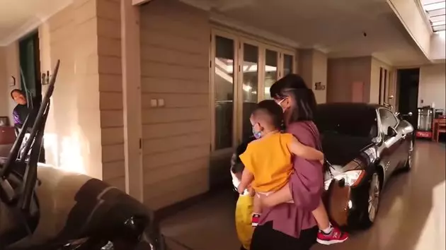 Barang mewah di rumah Rieta Amilia © 2020 brilio.net YouTube Barang mewah di rumah Rieta Amilia © 2020 brilio.net YouTube