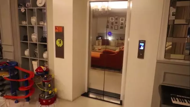 Barang mewah di rumah Rieta Amilia © 2020 brilio.net YouTube Barang mewah di rumah Rieta Amilia © 2020 brilio.net YouTube