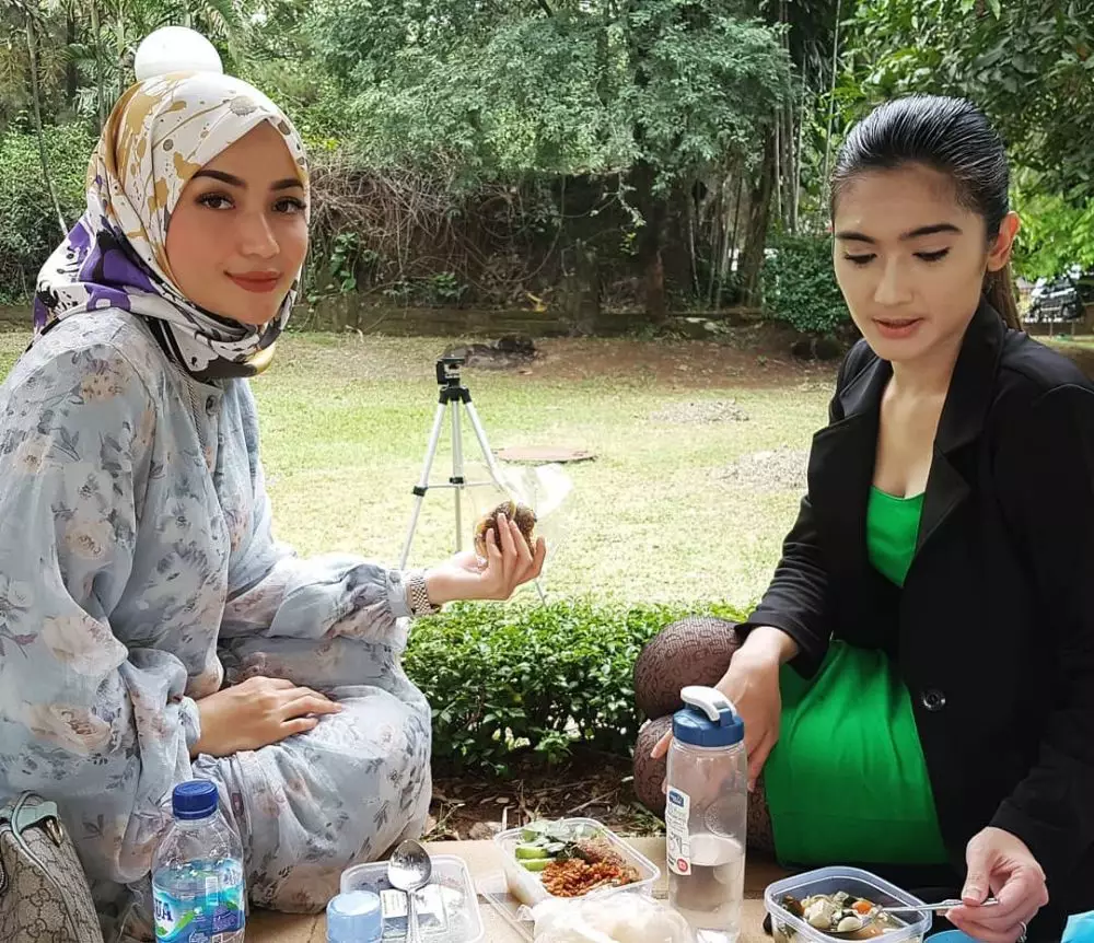 reuni Revi Mariska dan Imel instagram 