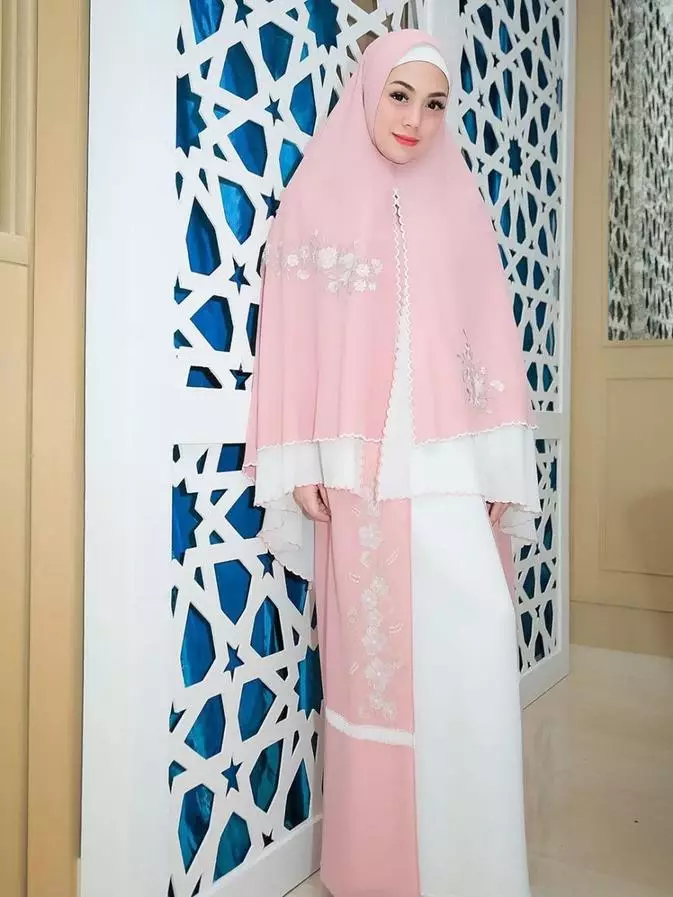 Celine Evangelista pakai hijab © 2020 brilio.net
