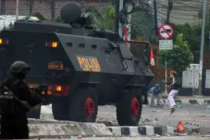 12 Foto aksi unjuk rasa tolak UU Cipta Kerja di Harmoni berakhir rusuh