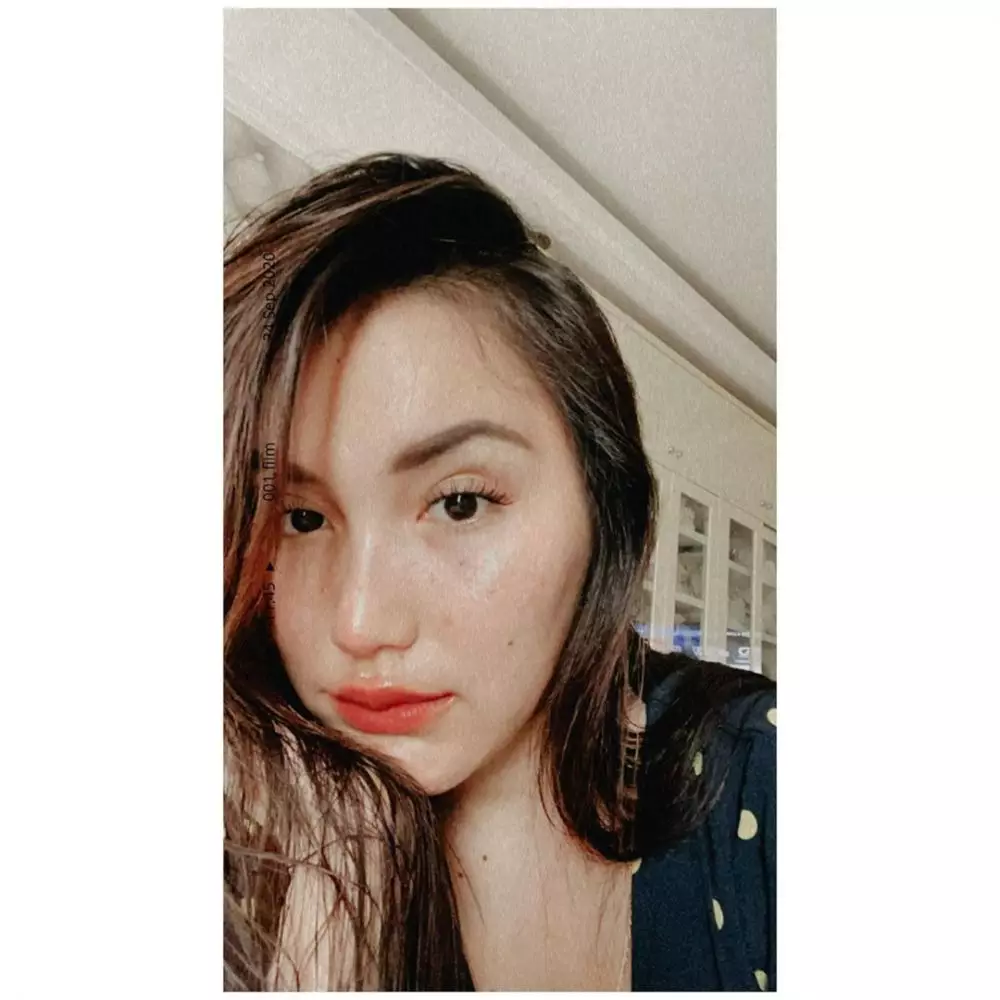 Gaya selfie ala Ayu Ting Ting © 2020 brilio.net