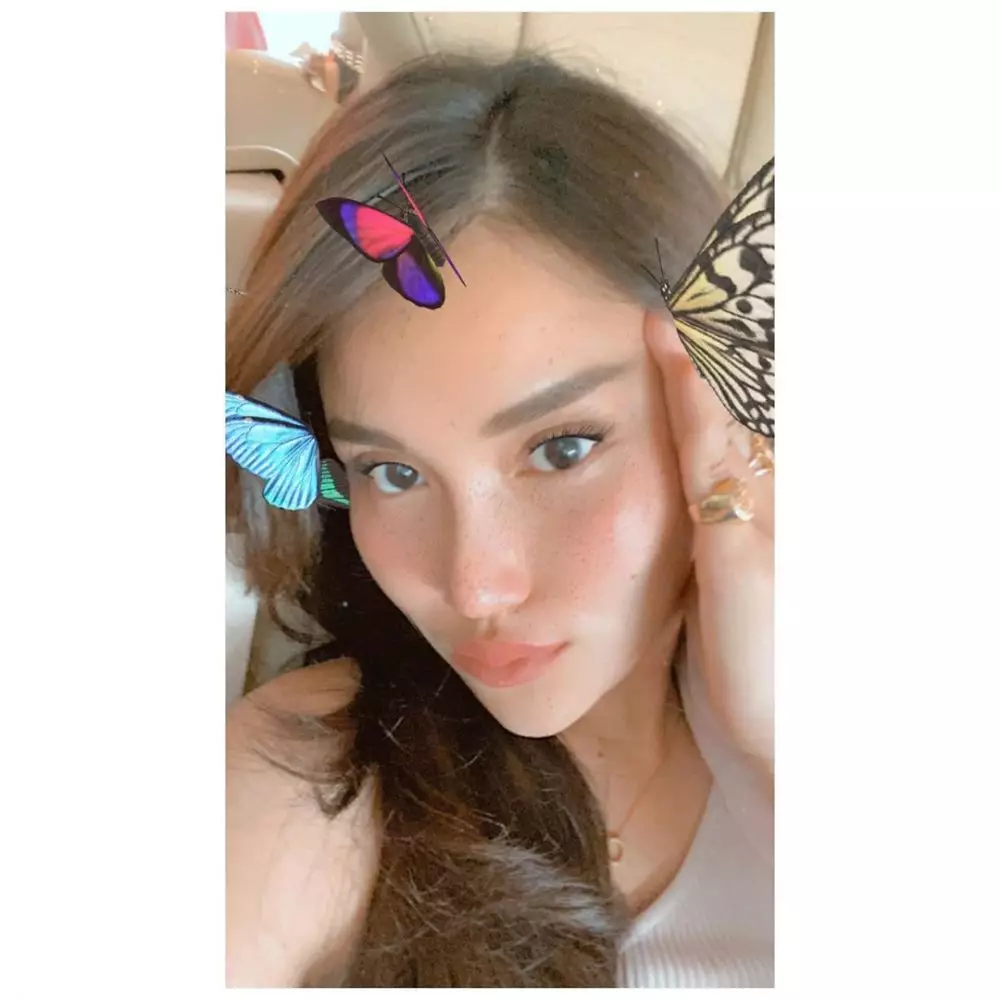 Gaya selfie ala Ayu Ting Ting © 2020 brilio.net