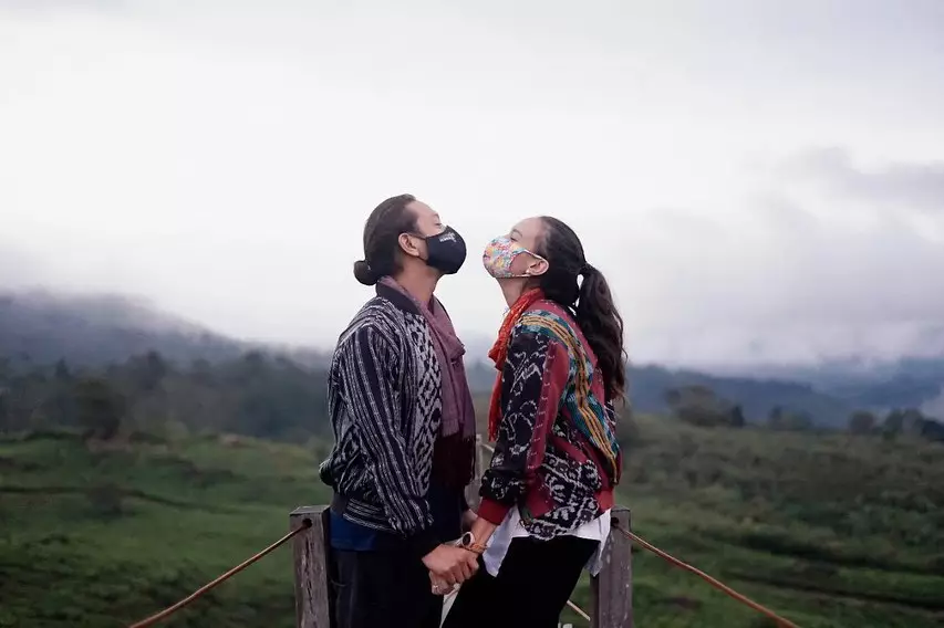 Potret liburan Nadine Chandrawinata dan Dimas Anggara © 2020 brilio.net