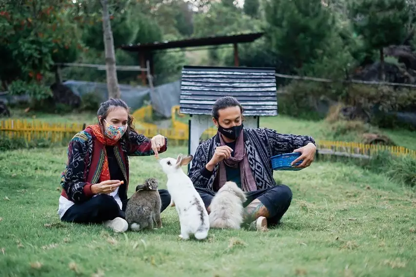 Potret liburan Nadine Chandrawinata dan Dimas Anggara © 2020 brilio.net