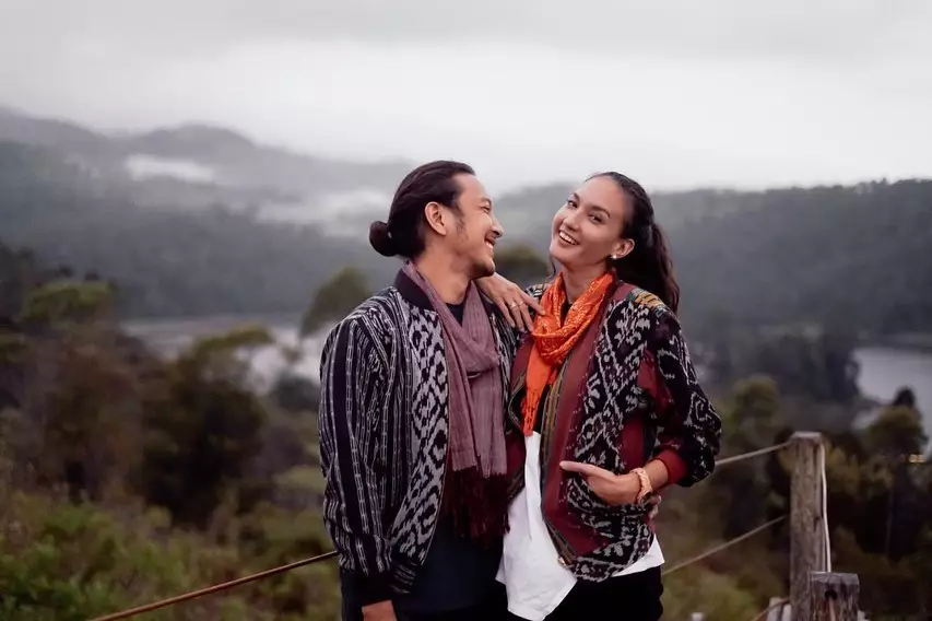 Potret liburan Nadine Chandrawinata dan Dimas Anggara © 2020 brilio.net