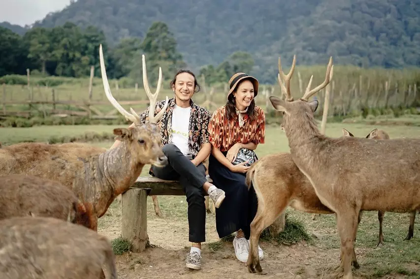 Potret liburan Nadine Chandrawinata dan Dimas Anggara © 2020 brilio.net
