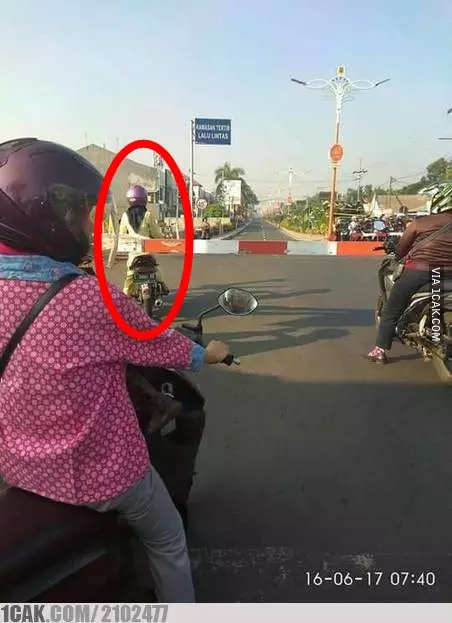 emak emak nggak sabaran  Berbagai Sumber