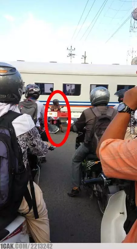 emak emak nggak sabaran  Berbagai Sumber