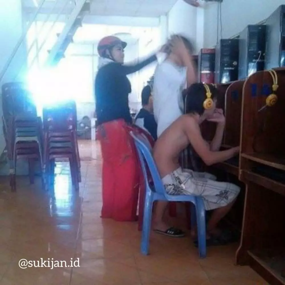 emak emak nggak sabaran  Berbagai Sumber