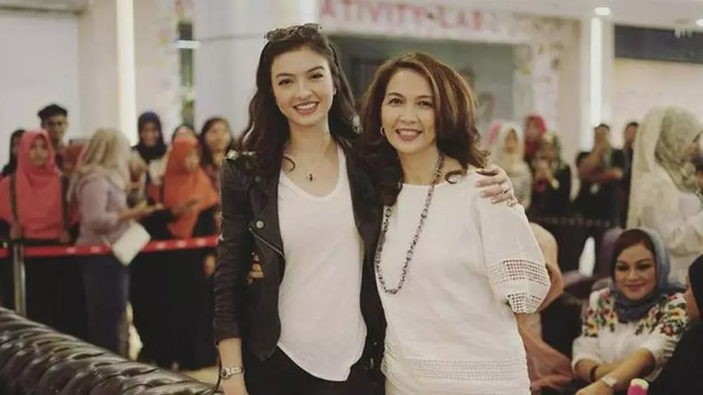 Raline Shah dan ibunya © 2020 brilio.net Raline Shah dan ibunya © 2020 brilio.net