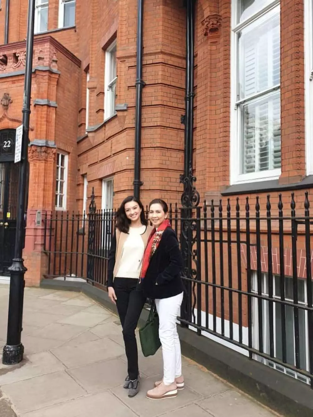 Raline Shah dan ibunya © 2020 brilio.net Raline Shah dan ibunya © 2020 brilio.net