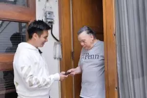 15 Momen Baim Wong beli mobil untuk papa, bayar secara cash