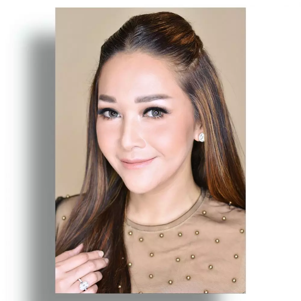 Maia Estianty dengan makeup flawless © 2020 brilio.net Maia Estianty dengan makeup flawless © 2020 brilio.net