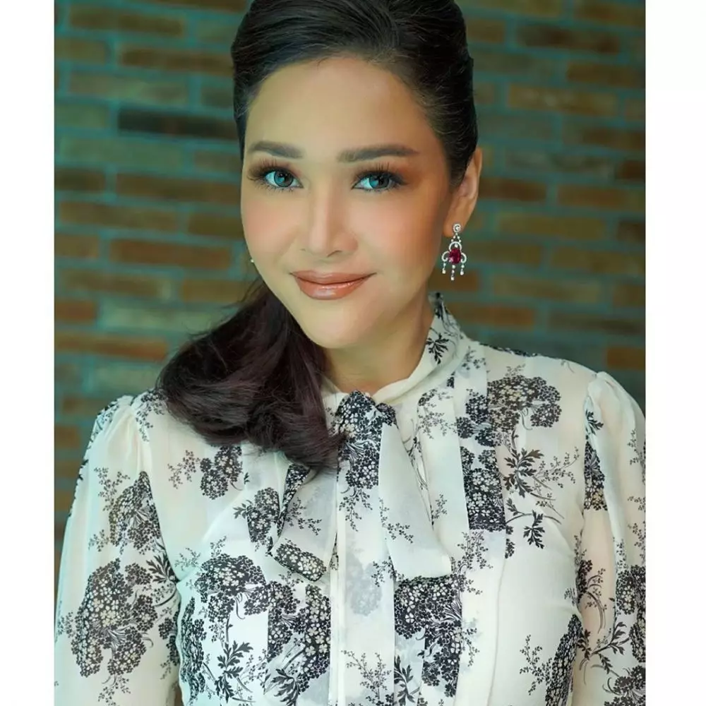 Maia Estianty dengan makeup flawless © 2020 brilio.net Maia Estianty dengan makeup flawless © 2020 brilio.net