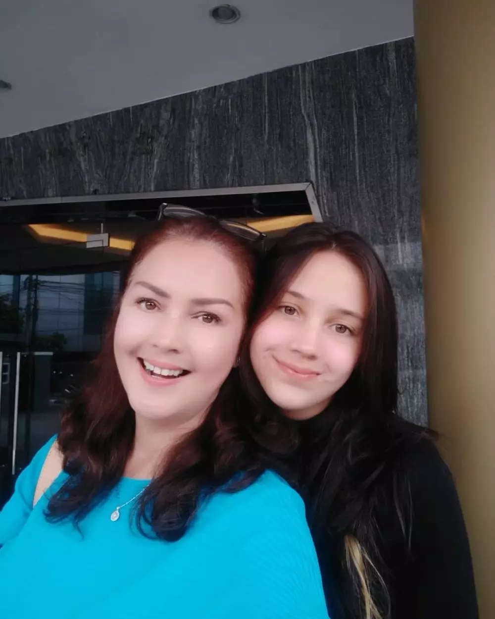 Roweina Umboh dan sang putri Instagram
