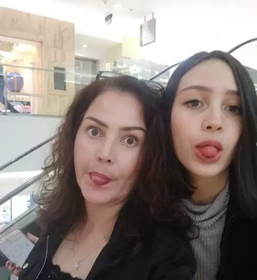 Roweina Umboh dan sang putri Instagram