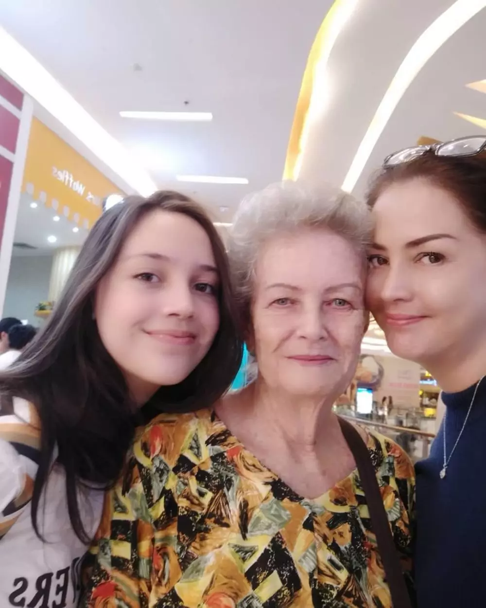 Roweina Umboh dan sang putri Instagram