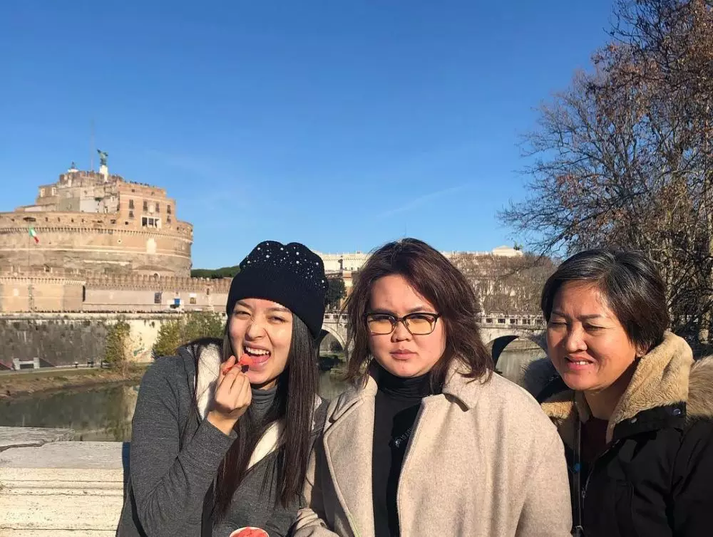 Kebersamaan Natasha Wilona dengan ibu dan kakak © 2020 brilio.net Kebersamaan Natasha Wilona dengan ibu dan kakak © 2020 brilio.net