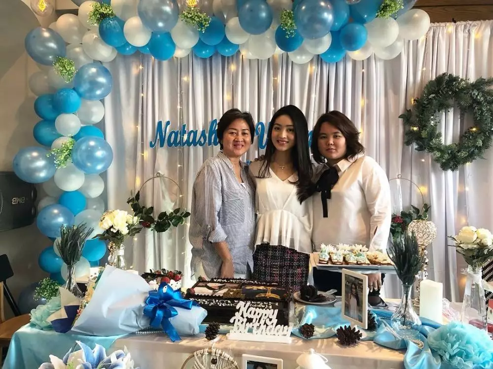 Kebersamaan Natasha Wilona dengan ibu dan kakak © 2020 brilio.net Kebersamaan Natasha Wilona dengan ibu dan kakak © 2020 brilio.net