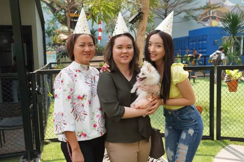 Kebersamaan Natasha Wilona dengan ibu dan kakak © 2020 brilio.net Kebersamaan Natasha Wilona dengan ibu dan kakak © 2020 brilio.net