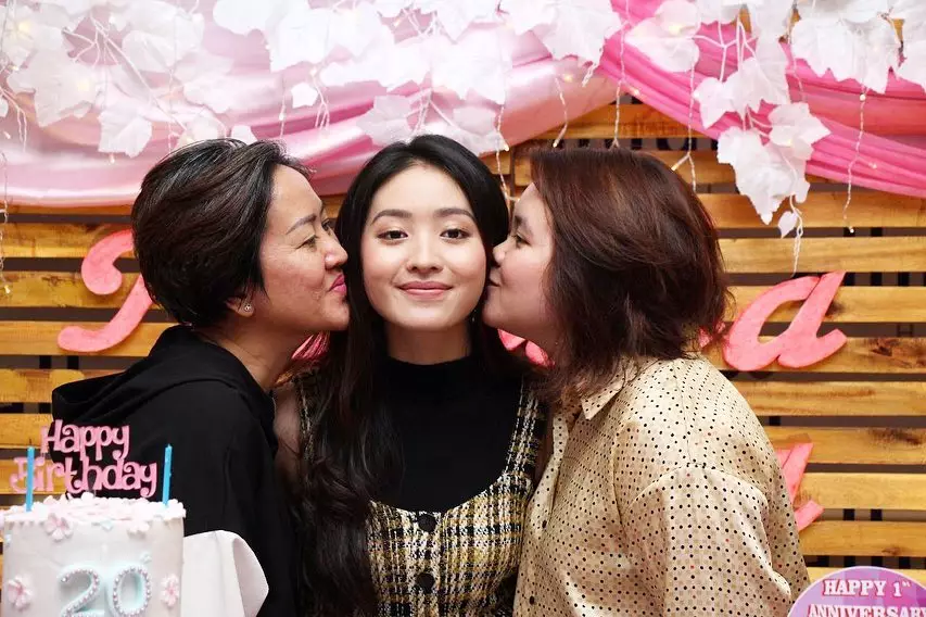 Kebersamaan Natasha Wilona dengan ibu dan kakak © 2020 brilio.net Kebersamaan Natasha Wilona dengan ibu dan kakak © 2020 brilio.net