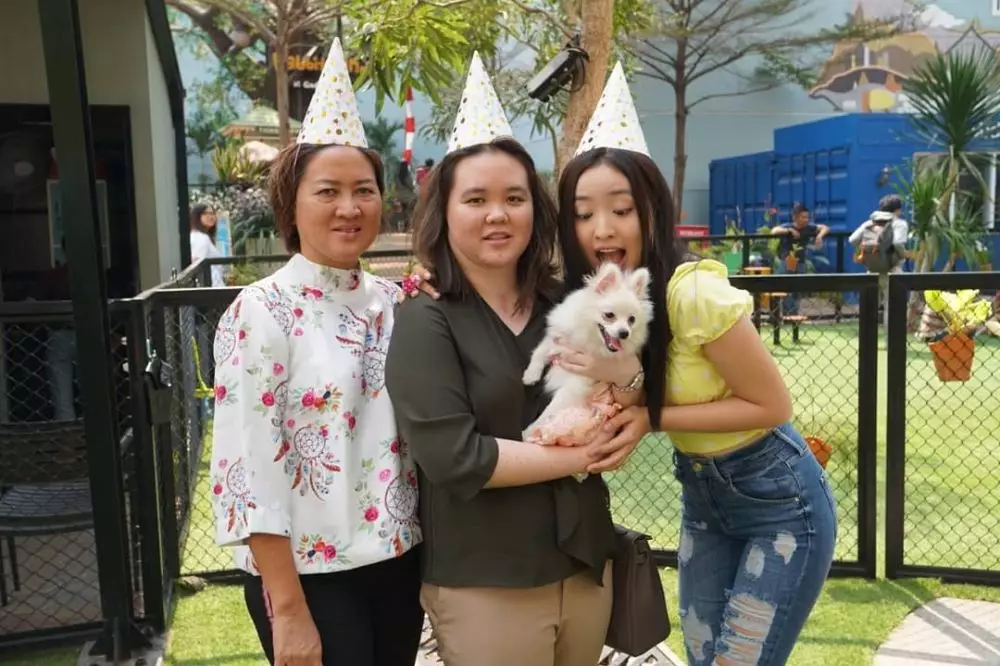 Kebersamaan Natasha Wilona dengan ibu dan kakak © 2020 brilio.net Kebersamaan Natasha Wilona dengan ibu dan kakak © 2020 brilio.net