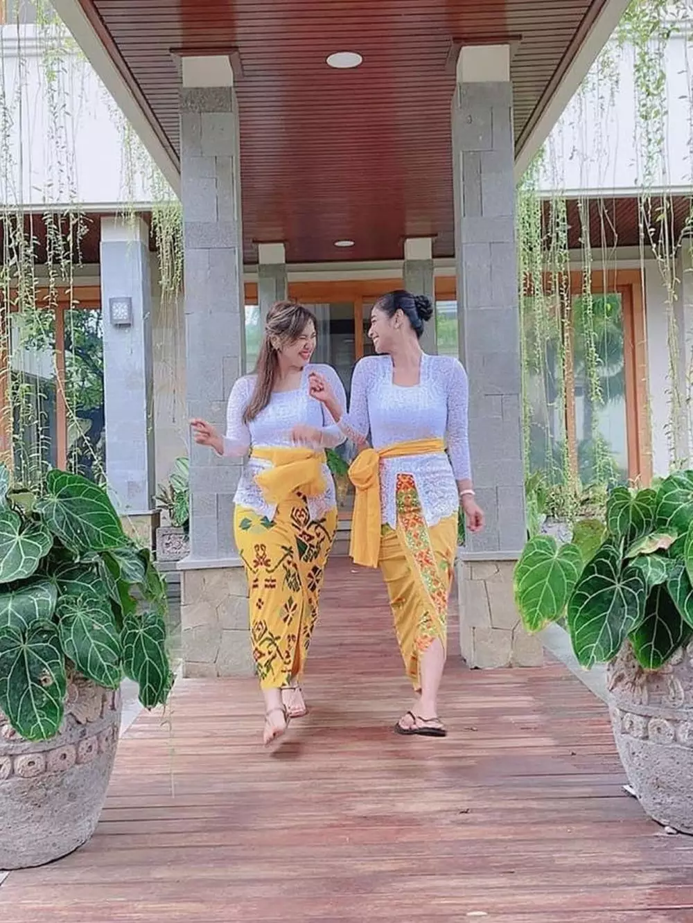 Dewi Perssik dan keponakan © 2020 brilio.net Instagram