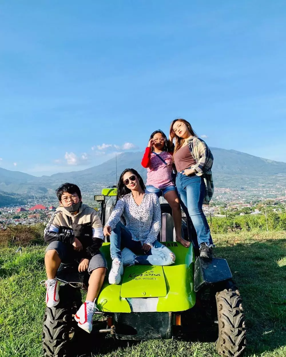 Dewi Perssik dan keponakan © 2020 brilio.net Instagram