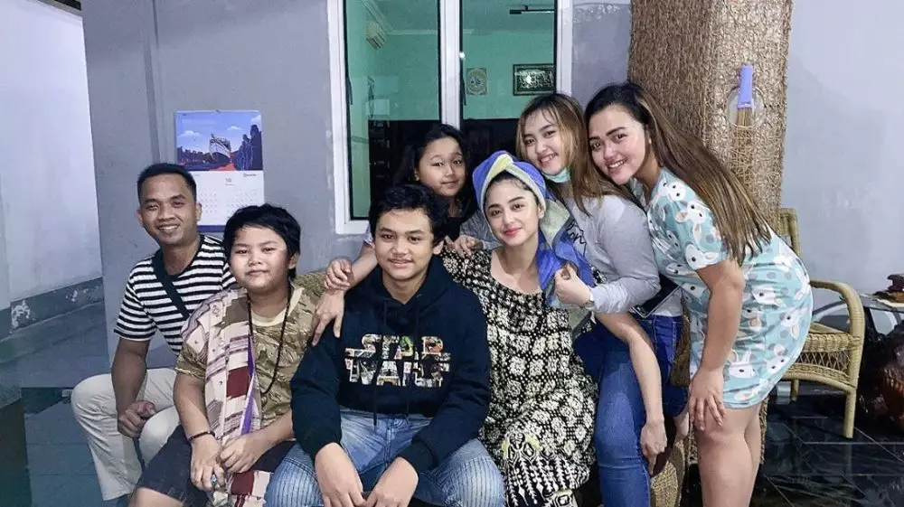 Dewi Perssik dan keponakan © 2020 brilio.net Instagram